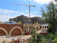850230 Gezicht op de constructie van bogen die onder de toekomstige stadstuin 'Het Plantsoen van Boedapest' komen te ...